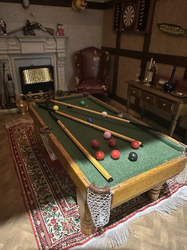 Dolls house pool - , table