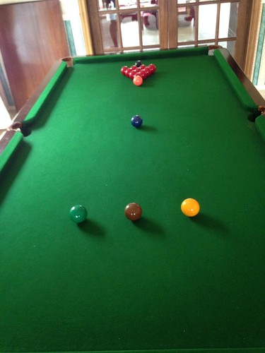 Half size snooker - half,